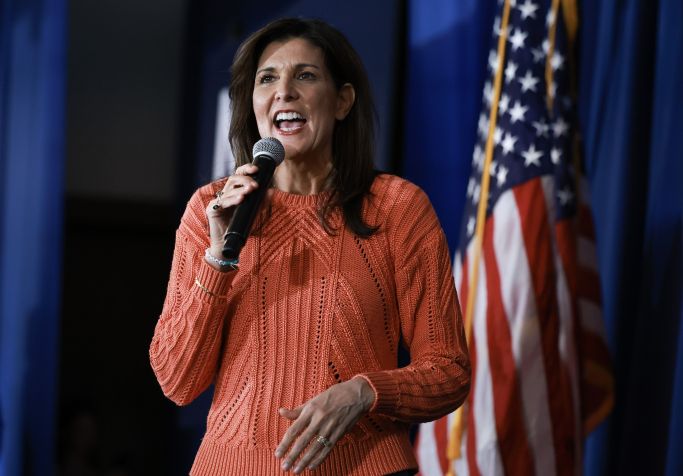 Ex-governadora da Carolina do Sul Nikki Haley em campanha no estado de New Hampshire, em janeiro de 2024. / Joe Raedle/Getty Images