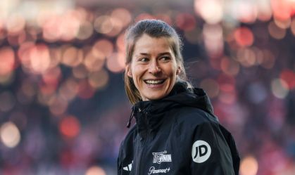 Primeira mulher a comandar time da Bundesliga estreia com vitória