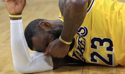 LeBron James levou um golpe no rosto na derrota para o Houston Rockets