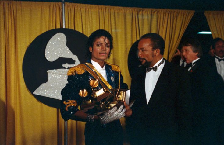 Michael Jackson com seus prêmios Grammy na 26ª edição, em 1984. / Foto de Bettmann/Getty Photos