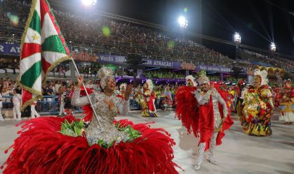 Daniel Werneck e Taciana Couto, casal de mestre-sala e porta-bandeira da Acadêmicos do Grande Rio, no desfile de 2023