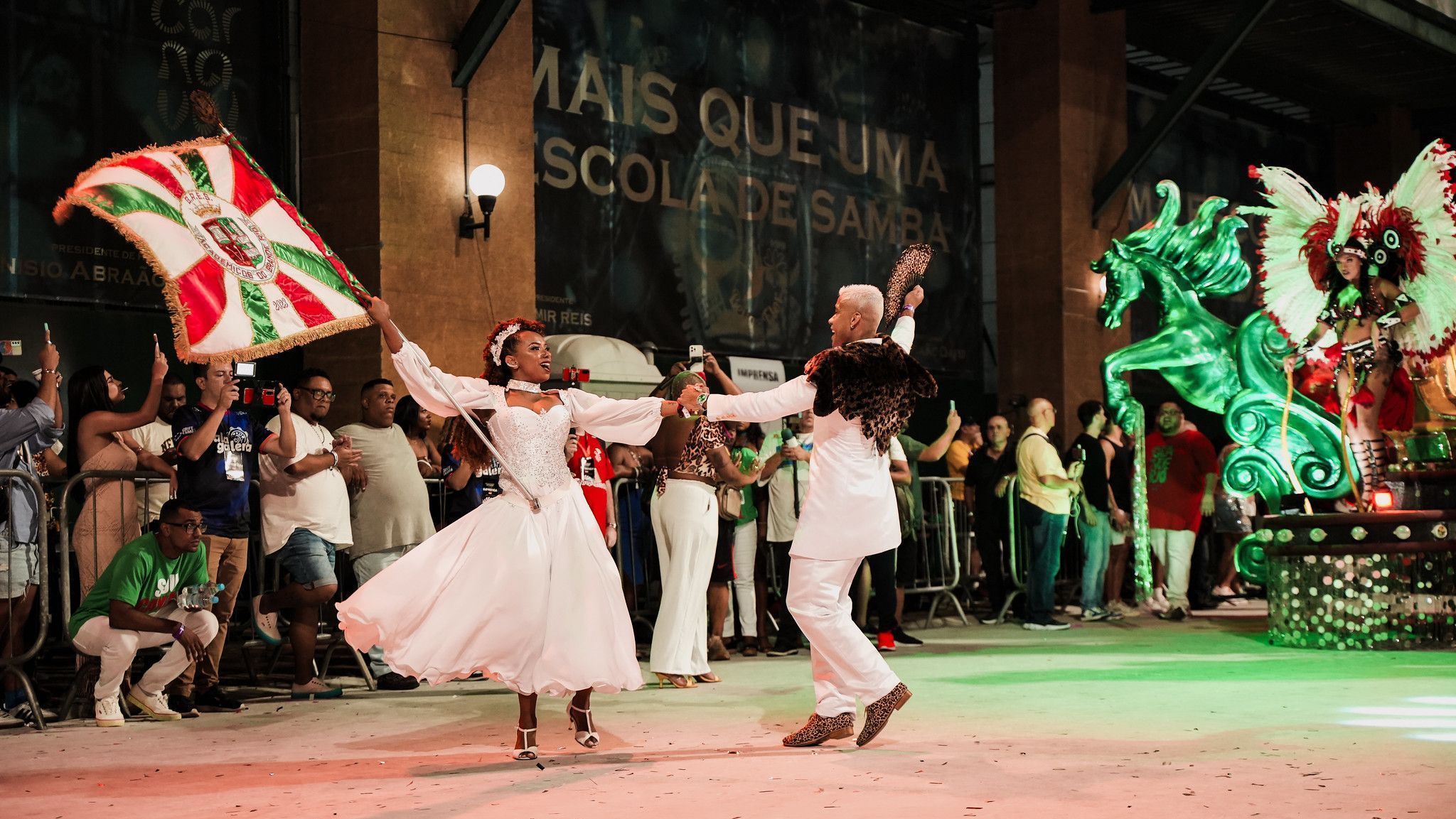 Casal de mestre-sala e porta-bandeira da Grande Rio durante a celebração do Dia Nacional do Samba, em 2024