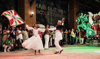 Casal de mestre-sala e porta-bandeira da Grande Rio durante a celebração do Dia Nacional do Samba, em 2024