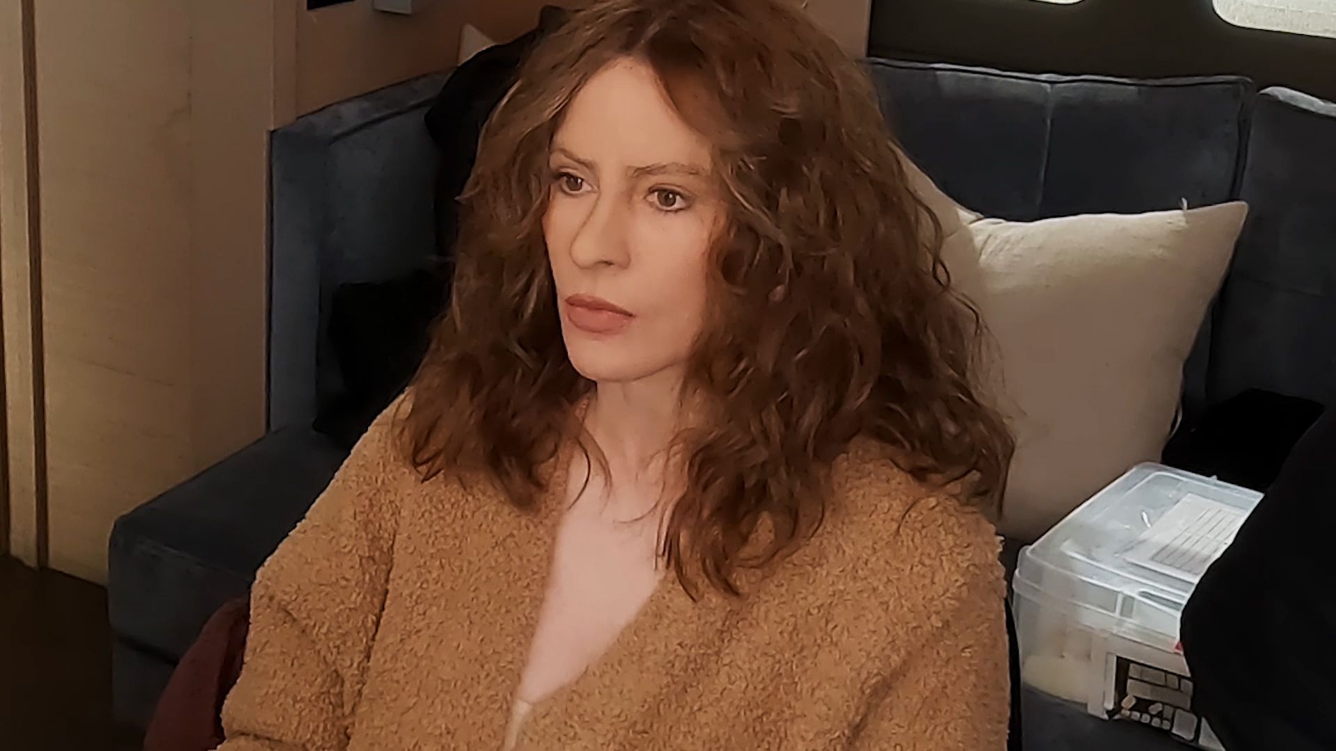 Sofía Vergara caracterizada como Griselda nos bastidores da série da Netflix / Divulgação/Netflix