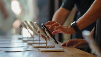 Fotos de mãos manuseando aparelhos iPhone sobre uma bancada