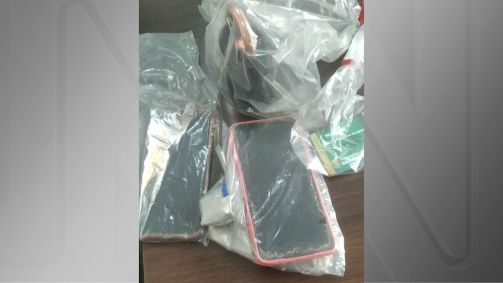 Celulares e outros objetos pessoais de mãe e filha que morreram em acidente aéreo no interior de SP