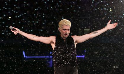 Com megaestrutura e presença de famosos, Jão realiza 1º show da "Superturnê"