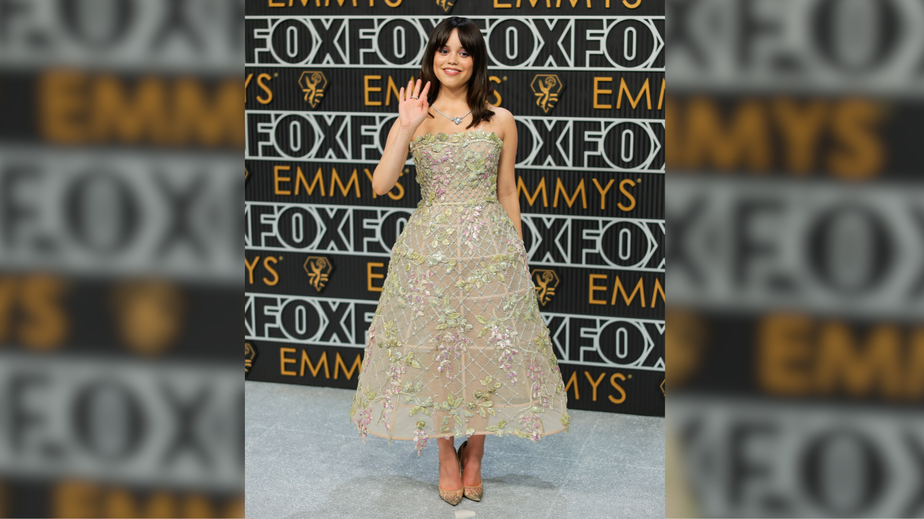 Jenna Ortega, de "Wandinha", no tapete vermelho da 75ª edição do Emmy / Foto de Neilson Barnard/Getty Images