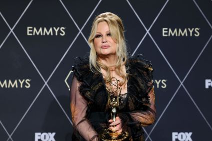 Jennifer Coolidge, vencedora do prêmio de Melhor Atriz Coadjuvante em Série Dramática por &quot;The White Lotus&quot;