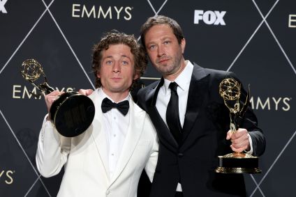 Jeremy Allen White, vencedor do prêmio de Melhor Ator Principal em Série de Comédia por &quot;O Urso&quot;, e Ebon Moss-Bachrach, vencedor do prêmio de Melhor Ator Coadjuvante em Série de Comédia, também por &quot;O Urso&quot;