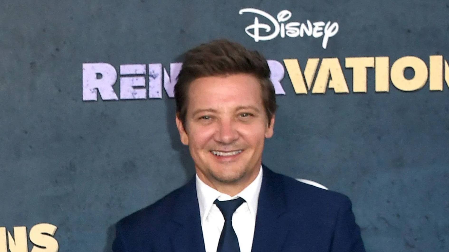 Ator Jeremy Renner fez piada machista sobre "globo de ouro" que o público entendeu como se ele falasse dos seios da atriz e cantora Jennifer Lopez / Albert L. Ortega/Getty Images