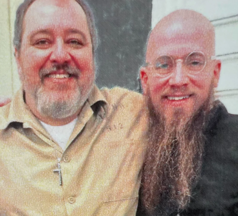 Kenneth Smith, à esquerda, posa na segunda-feira com seu conselheiro espiritual, Jeff Hood / Cortesia do Rev. Jeff Hood