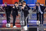 Fanfic que cria romance entre integrantes do BTS vira trilogia de livros