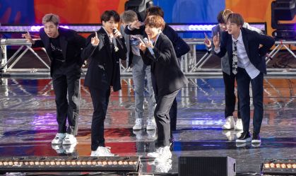 Fanfic que cria romance entre integrantes do BTS vira trilogia de livros