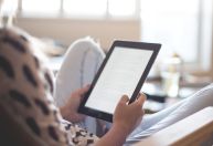 Sete audiolivros escritos e narrados por pessoas trans para ouvir