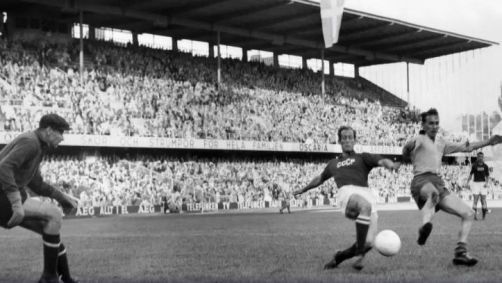Atacante sueco Kurt Hamrin (direita) durante jogo contra a União Soviética na Copa do Mundo de 1958
