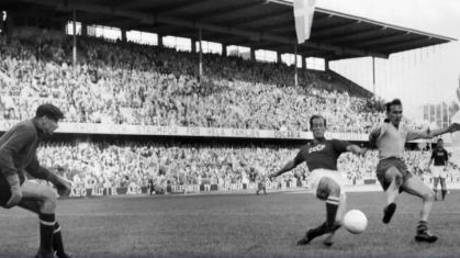 Atacante sueco Kurt Hamrin (direita) durante jogo contra a União Soviética na Copa do Mundo de 1958