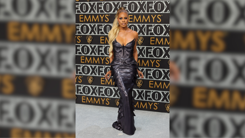 Atriz Laverne Cox no tapete vermelho da 75ª edição do Emmy