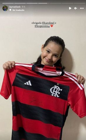 Léo Pereira presenteia fã com camisa do Flamengo / Layna Dias/Instagram