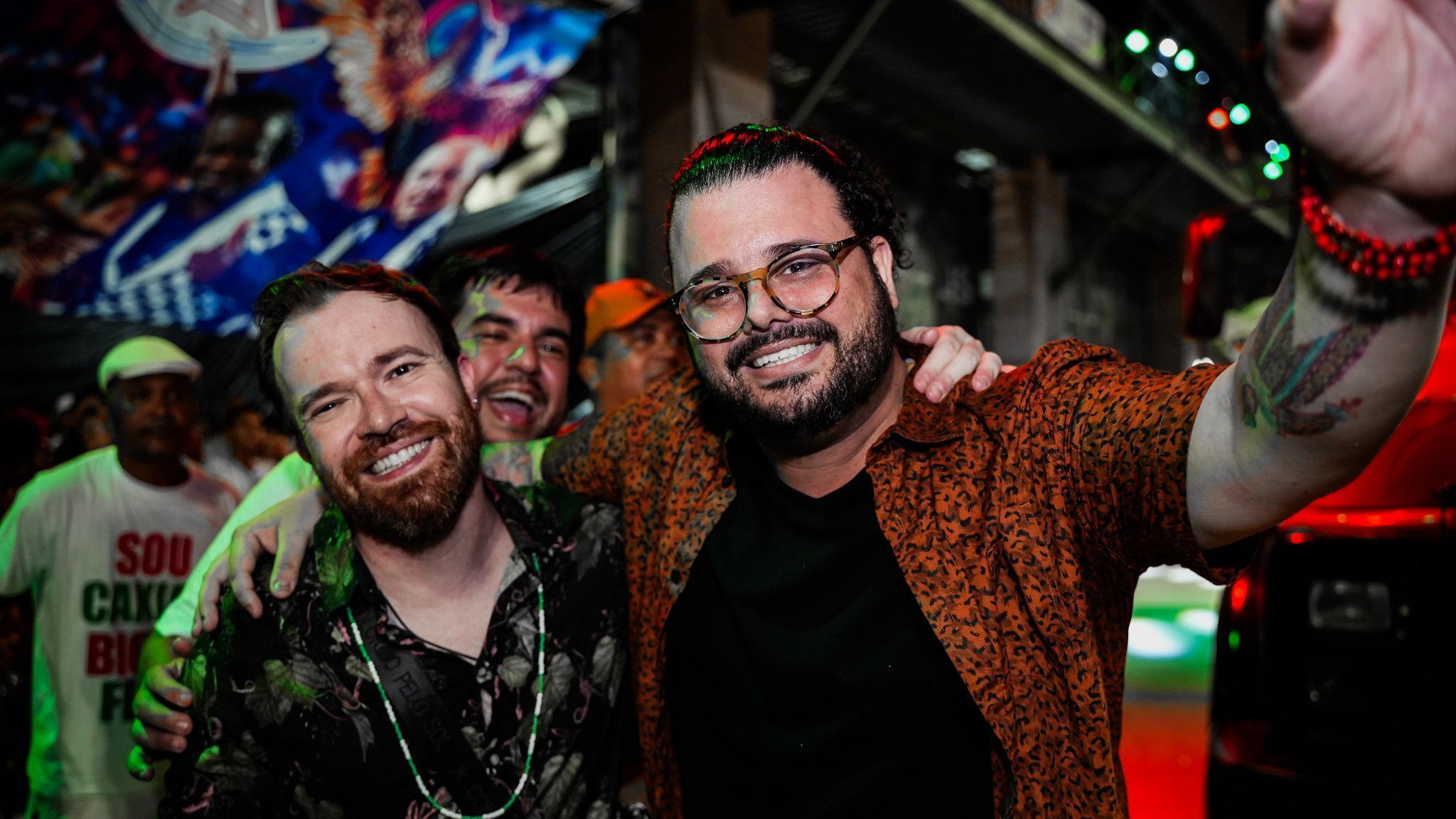 Leonardo Bora (esquerda) e Gabriel Haddad (direita) são carnvalescos da Grande Rio desde 2020 / Léo Queiroz/Rio Carnaval