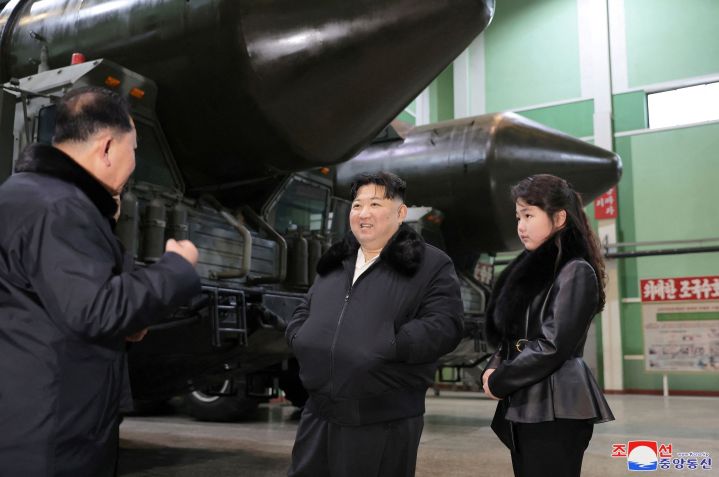 Líder da Coreia do Norte, Kim Jong-un, acompanhada da filha, Kim Ju Ae, visita fábrica de veículos militares • 05/01/2024 KCNA via Reuters
