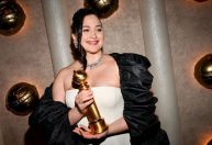 Lily Gladstone se torna a primeira atriz indígena a ganhar um Globo de Ouro