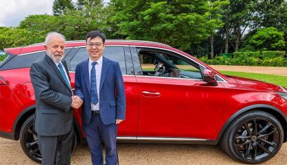 Lula e o presidente da BYD Brasil, Tyler Li: frota presidencial ganha Tan EV.