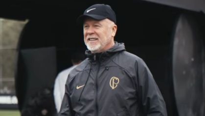 Mano Menezes escala dois reforços entre os titulares no primeiro coletivo do ano