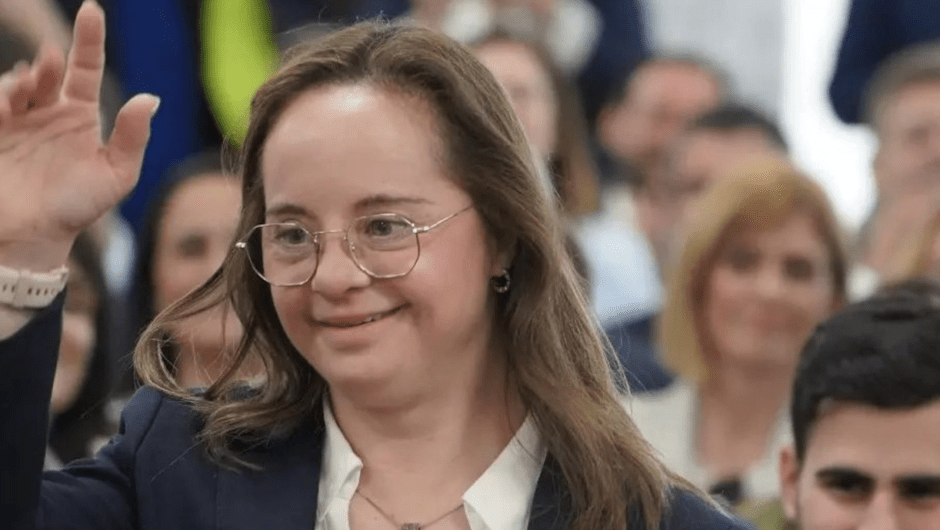Mar Galcerán, deputada pelo Partido Popular. Ela é a primeira pessoa com síndrome de Down a ocupar uma cadeira na Espanha.