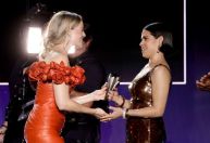 Critics Choice Awards: Margot Robbie homenageia America Ferrera, de 