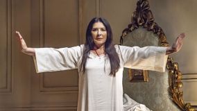 Marina Abramovic como Maria Callas se apresentando no palco da Ópera Nacional Inglesa em 02 de novembro de 2023, em Londres, Inglaterra