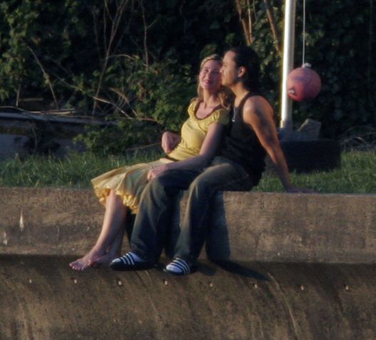 Mary Kay Letourneau e Vili Fualaau durante uma sessão de fotos em sua casa à beira-mar em 27 de abril de 2006 em Normandy Park, Washington / Ron Wurzer/Getty Images
