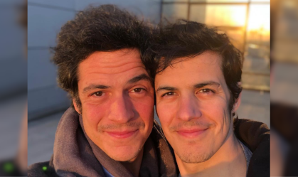 Mateus Solano e Gabrel Schenker em uma foto de rostos colados
