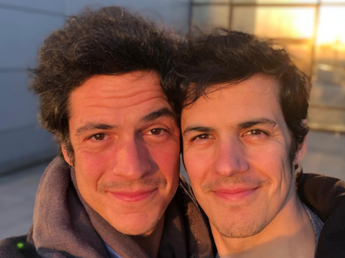 Gêmeos? Veja 10 famosos muito parecidos com seus irmãos | CNN Brasil