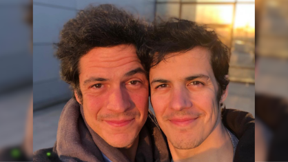 Mateus Solano e Gabrel Schenker em uma foto de rostos colados