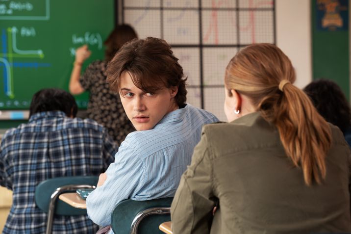 Christopher Briney interpreta Aaron Samuels em "Meninas Malvadas: O Musical" / Jojo Whilden/Paramount © 2023 Paramount Pictures.