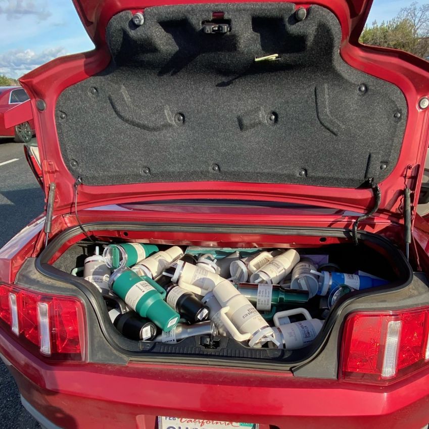Mulher de 23 anos é presa após polícia encontrar 65 copos Stanley em carro / Polícia de Roseville