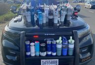 Polícia da Califórnia prende mulher suspeita de roubar 65 copos Stanley