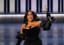 Niecy Nash-Betts recebe o prêmio de Melhor Atriz Coadjuvante em Série Limitada ou Antologia ou Filme por “Dahmer - Monster The Jeffrey Dahmer Story”