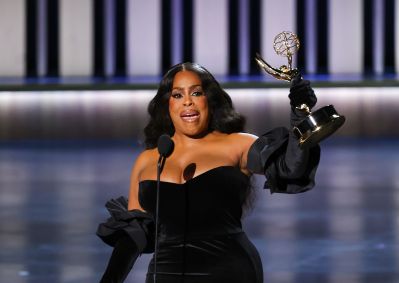 Niecy Nash-Betts recebe o prêmio de Melhor Atriz Coadjuvante em Série Limitada ou Antologia ou Filme por “Dahmer - Monster The Jeffrey Dahmer Story”