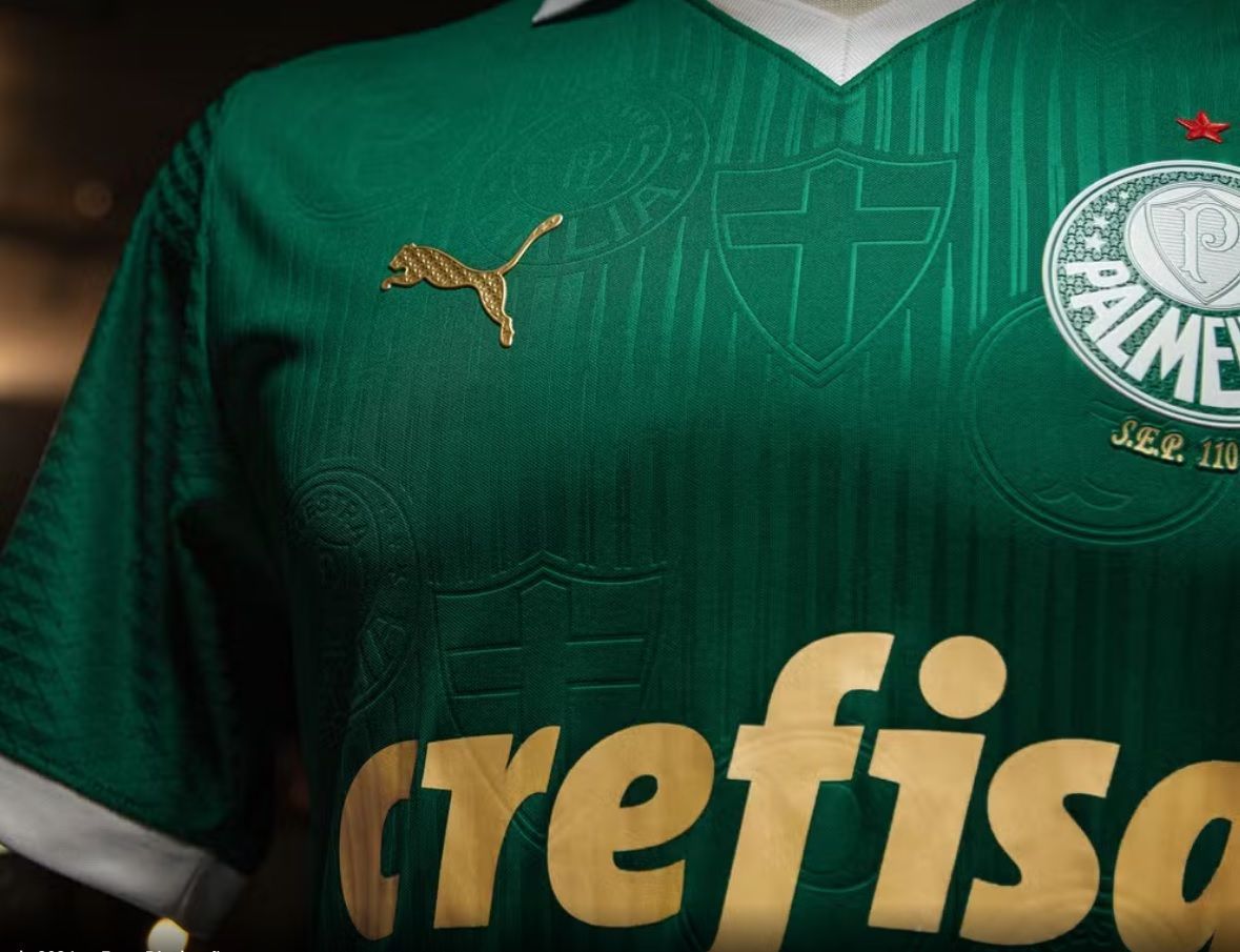 Nova camisa do Palmeiras com detalhes de quatro escudos do clube / Divulgação/Puma