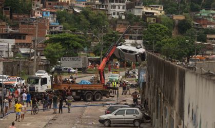 Carro é removido após temporal que causou estragos no Rio de Janeiro