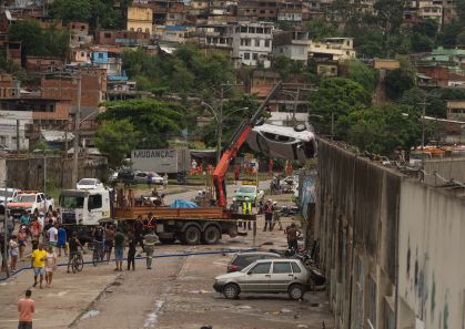Carro é removido após temporal que causou estragos no Rio de Janeiro