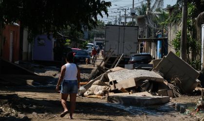 Bombeiros fazem busca por mulher desaparecida no Rio Botas em Belford Roxo após enchentes no fim de semana