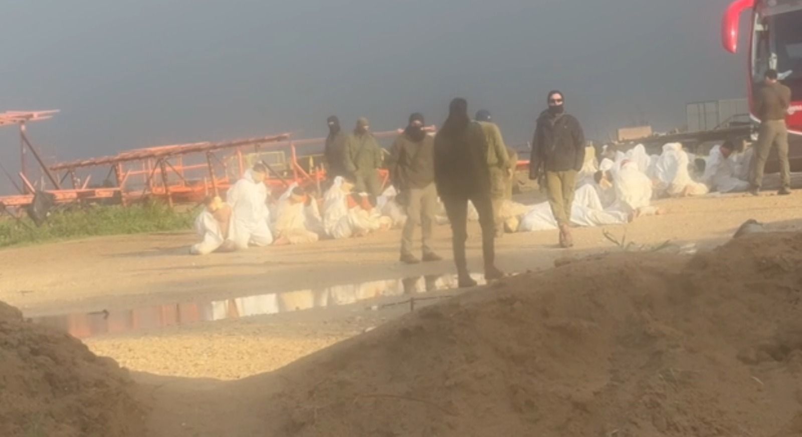PALESTINOS AJOELHADOS E VENDADOS
