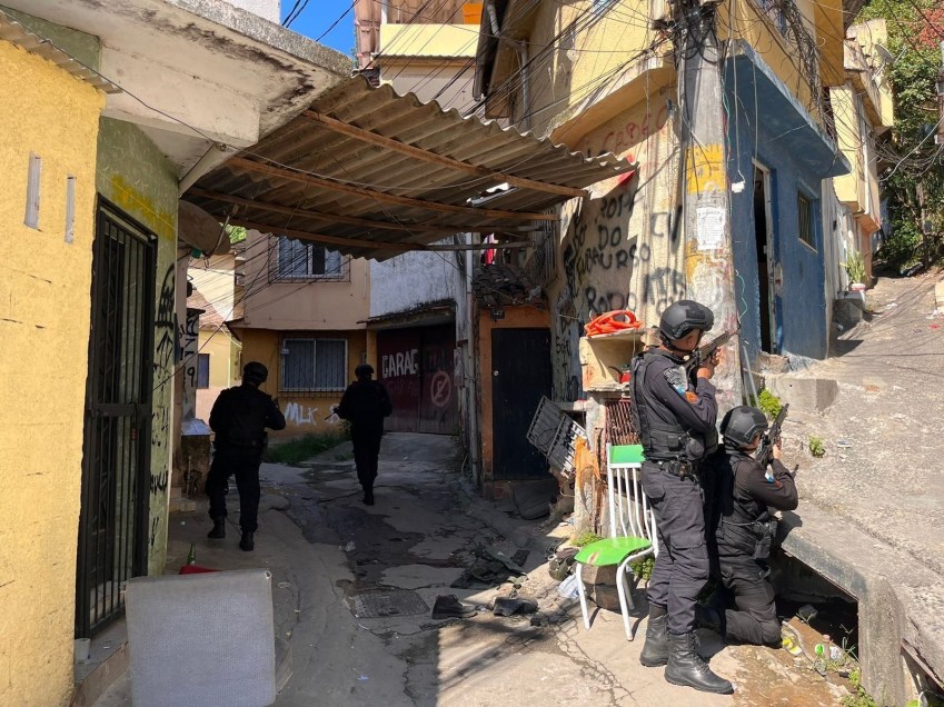 Policiais militares realizam operação no Morro do 18, entre outras comunidades da zona norte do Rio / Reprodução
