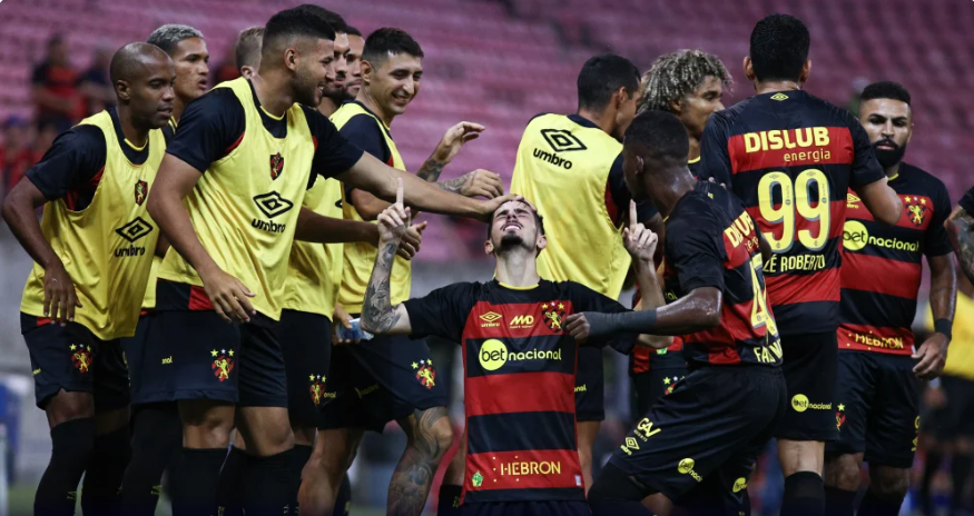 Pedro Vilhena comemora primeiro gol da partida