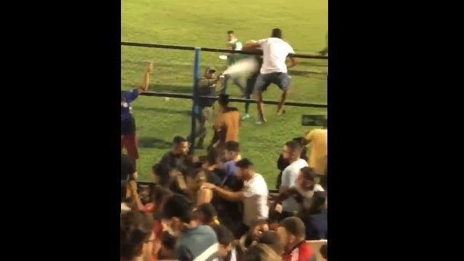 Policial aplica jato de spray de pimenta no rosto de torcedor do Altos-PI