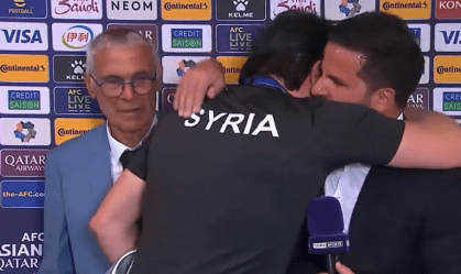 Tradutor e repórter se abraçam após classificação da Síria na Copa da Ásia