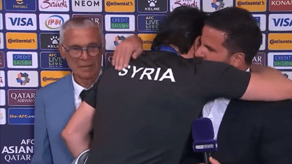 Tradutor e repórter se abraçam após classificação da Síria na Copa da Ásia